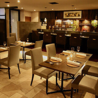 テーブル間隔をとった広々としたメインダイニングです。