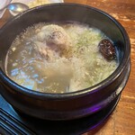 韓国料理 チキン＆サムギョプサル COCOYA 池袋店 - 参鶏湯。別皿で塩や胡麻が付いてきましたが、このままでじゅうぶん美味しくいただきました。