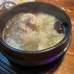 韓国料理 チキン＆サムギョプサル COCOYA - 参鶏湯。別皿で塩や胡麻が付いてきましたが、このままでじゅうぶん美味しくいただきました。