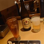 串揚げ酒場　がむしゃら - お通し(煮物、豆鯵の唐揚げ、小籠包)とサッポロ赤星、ウーロン茶