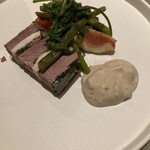 ドゥ・クルール - 島根県産猪のコンソメジュレのテリーヌ、白バイ貝のソース添え。付け合わせはスパイスの効いた空芯菜と旬のイチヂク
