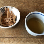 むらかみ - まずは揚げ蕎麦に温かいそば茶