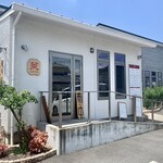 SAYA - 店舗外観。
                      清潔感のあるカフェのような建物。