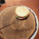 マジカメンテ - モナカと思いきや、全くの別モノ。　　　　　　　　　　　ムッチリして意外に厚みがある。