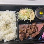 やっぱりステーキ - 暫く待つと注文したやっぱりステーキ弁当１０００円の出来上がりです。