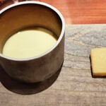 マジカメンテ - 左のコーンスープはフレッシュなとうもろこしの味がしっかりしており、コーンを噛ったかのよう…