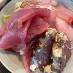 和鮮 しんま - マグロ、カツオ、鯛、カンパチの
            切り身.切り落としがドッサリ