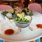 アンワインド ホテル&バー 小樽 - 新鮮サラダと美味しいハムが二段目のプレート