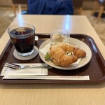 Kafe U No U No - ・Bセット 550円/税込
                      (クロワッサンサンド サーモン＆チーズ、アイスコーヒー)