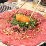 Wagyuu Yakiniku Rasubegasu - 名物！生ロースユッケ