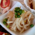 ラ・プリマ - 小鉢③　もやしと中華くらげ　
      ちょっと、酸っぱい。酢の物かな？