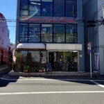 ラ・プリマ - 店外観
      左側がプリマさん。
      右側は、サガミサイクルさん。