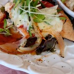 ラ・プリマ - メインのメカジキのピッツァ風チーズ焼き
      トマトソースで美味しい❤
      こちらも野菜がたっぷり乗ってます。