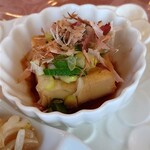 ラ・プリマ - 小鉢①　厚揚げの上に、かつお節、長ネギ、オクラなど薬味がたっぷり。めんつゆかかってます。