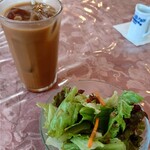 ラ・プリマ - セットのアイスコーヒーとサラダ