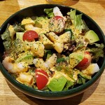 和酒・煮込み らいどん - えびとアボカドごろごろサラダ