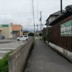 モクモク - 右側がお店ですこれは目立たない。常連さんが沢山来店されるようです。内装はコテージ風でとても清潔にしてあります