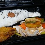 キッチン ブルー グローブ - 野菜がたっぷり！チキンは下に置かれている