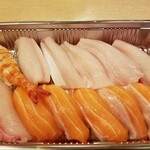 出羽鮨 - ハマチ腹身・サーモン。
