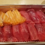 出羽鮨 - サーモン・本マグロ。