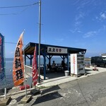 正立食堂 - 屋外にも飲食スペースがあります。