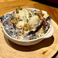 Seafood bar Ermitage 横浜鶴屋町店 - 兵庫県産殻付き牡蠣グラタン