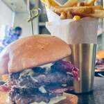 Peak with Priceless Restaurant & Bar - 和牛バーガー　山盛りフレンチフライ