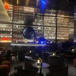 Peak with Priceless Restaurant & Bar - エレベータに乗るまではラウンジで待機