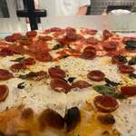 Juliana's PIZZA - マルゲリータとホワイトガーリックのハーフ＆ハーフ！（ペパロニトッピング）ミディアムサイズ