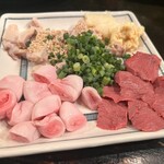 やきとん ひょっとこ - 三点刺し盛り1,980円
            牛ハツ、ガツ、コブクロ