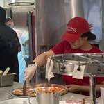 Juliana's PIZZA - カット専門のスタッフ