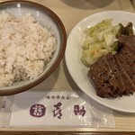 味の牛たん 喜助 - 定番の牛タン炭火焼定食は4枚8切れを注文