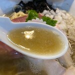 中華そば いづる - オリーブ色のスープは最初、塩っぱく感じたが…