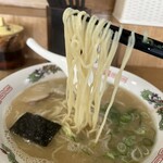 Eiraku - 麺は自家製の細麺