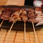 Kushiya Takumicchan - 左から鶏モモ、砂肝、豚トマト巻き、タン、カシラ、バラ