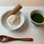 Niku To Niwa Matsu Wo - 八橋入りのアイスクリームと冷たいお抹茶