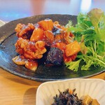 喜久水庵 - メインの黒酢あんの野菜はナス、玉ねぎ、じゃがいも♪ご飯も白米か雑穀米か、少なめ〜大盛り選べます♪