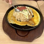 Ramen Yokozuna - 鉄板チャーハンは自ら卵をかける