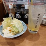 餃子酒場 ルーキー - レモンサワーとお通しキャベツ