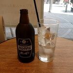 B級グルメ専門 大衆食事処 鶴見食堂 - ソトの「ホッピー白」（143円）と、ナカの「キンミヤ中身」（55円）のセット