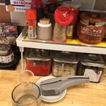 ラーメン まこと屋 - 料理写真:卓上が充実