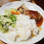 キッチン ブルー グローブ - 最後はサラダ、お新香を乗せてワンプレート