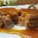 キッチン ブルー グローブ - 横から、ガストリックと生姜のキャラメルソースがたっぷり！