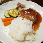 キッチン ブルー グローブ - 今日もソースが多いので、その後もご飯を乗せます