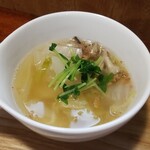 キッチン ブルー グローブ - 白菜スープのアップ