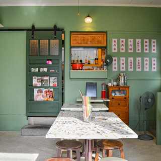 The interior of the store has a retro and cute atmosphere. Welcome for dinner