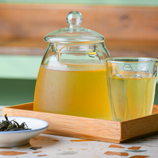 In addition to authentic fruit beer, we also offer Taiwanese tea made with carefully selected tea leaves.