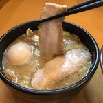 常勝軒 - チャーシューリフト。