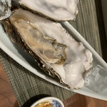 ひたち野いしざき - 厚岸の牡蠣　初めは何もつけないでひとかじり。次にすかさず特製ポン酢と一緒にごっくん。直接喉に持ってっちゃう　海だ…