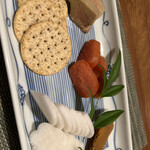 ひたち野いしざき - フォアグラ　明太子　カラスミ　フォアグラとビスケットと日本酒だとぉ？うまいわ… この明太子がめちゃくちゃ美味しい。でもやっぱり右端のお方、カラスミ様は別格です